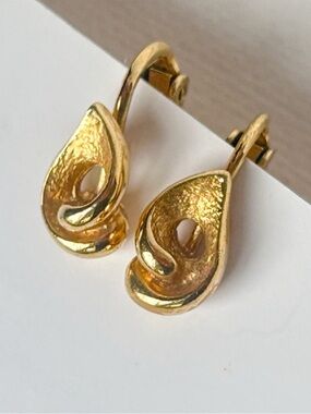 VINTAGE Sculptural Gold Tone Swirl Clip-On Earrings